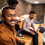 Personnes souriantes assises ensemble à l'intérieur